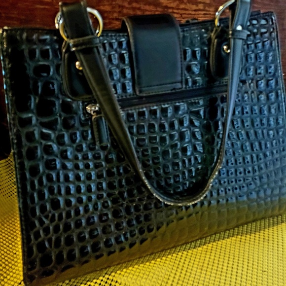 Elegant & flashy, black faux gator leather handbag - Picture 2 of 4